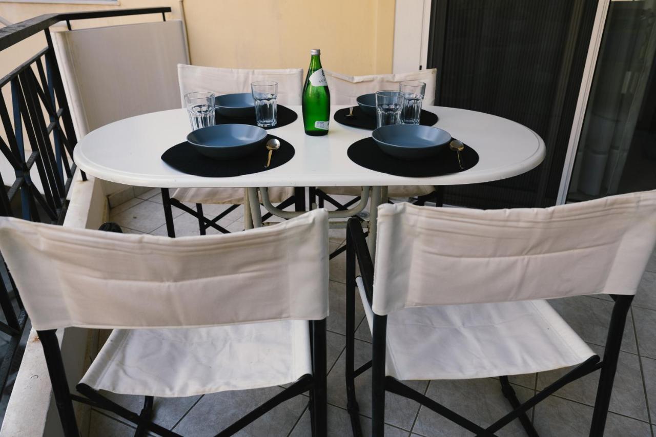 Spacious Apartment Close To The Sea And The City Center Athén Kültér fotó